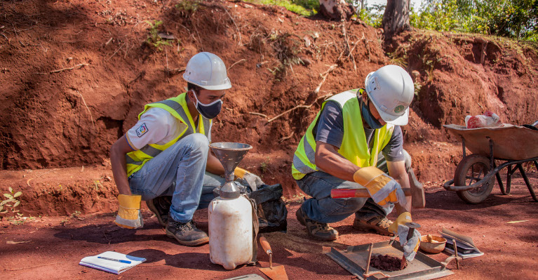 Laboratory agents guaranteeing the geotechnical quality of the work